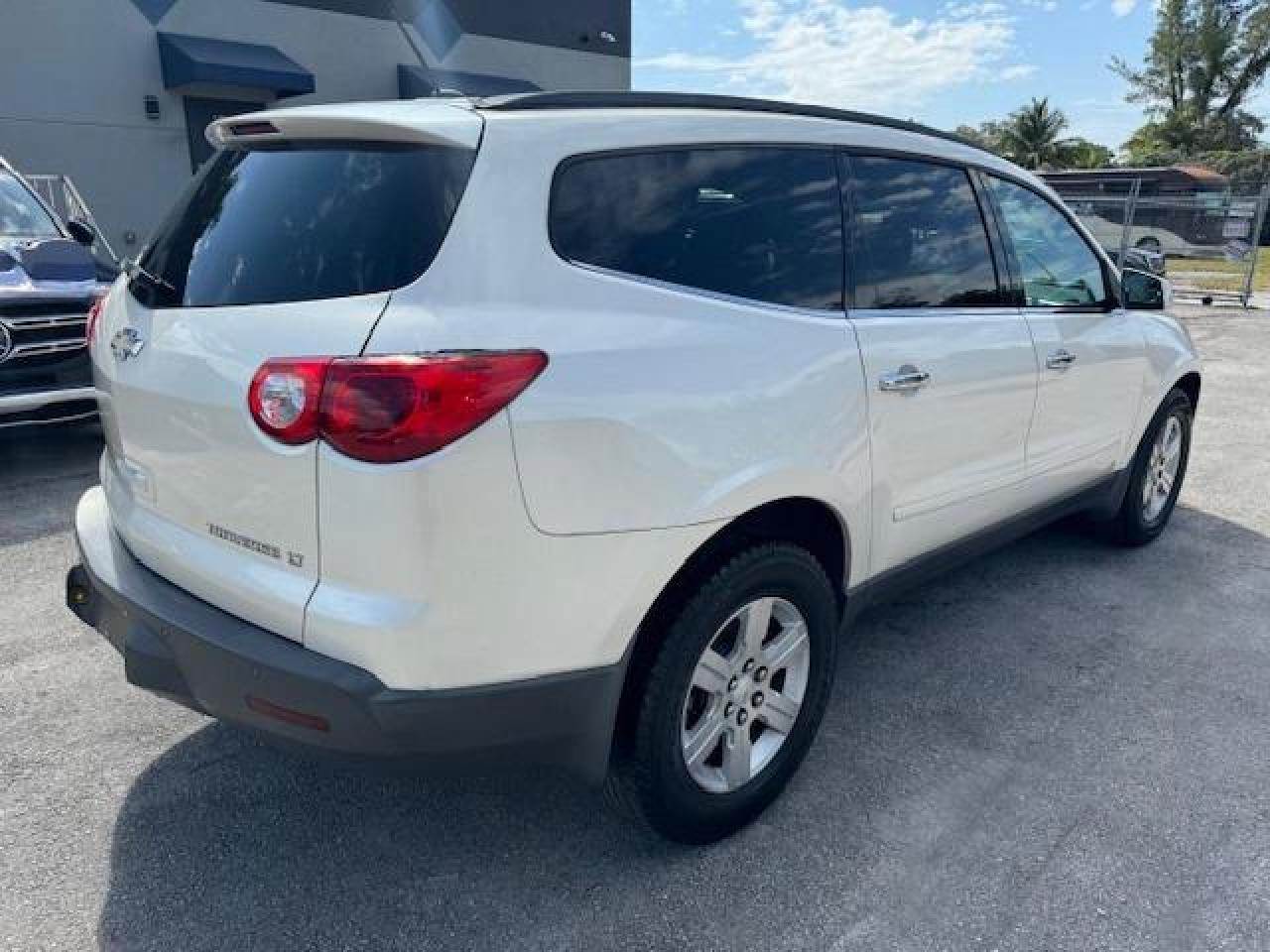 2011 CHEVROLET TRAVERSE L - Фото 3