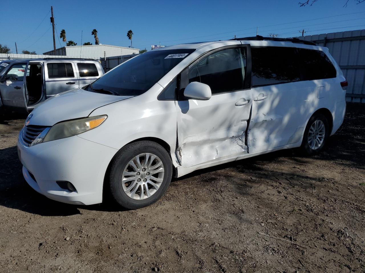2013 TOYOTA SIENNA XLE