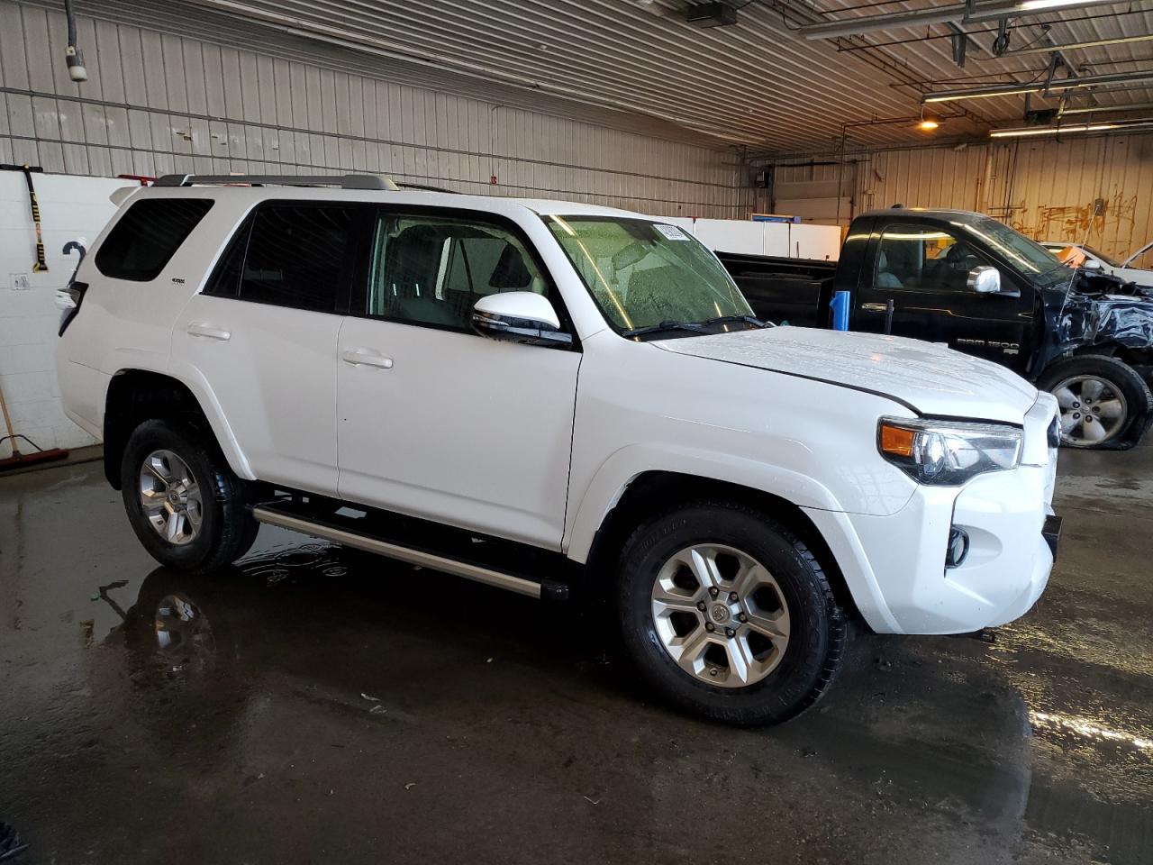 2017 TOYOTA 4RUNNER SR - Image 4