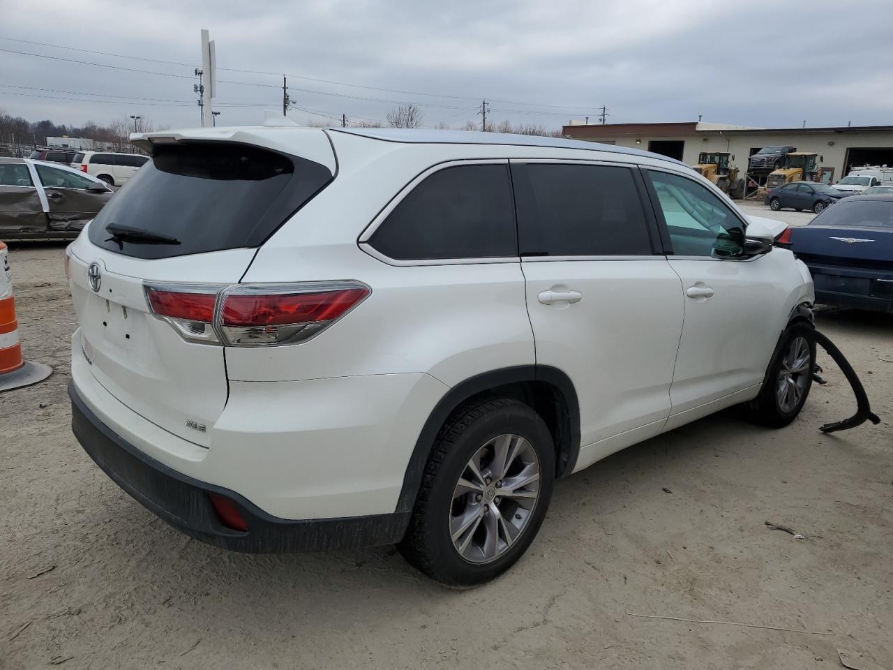 2015 TOYOTA HIGHLANDER - Фото 3