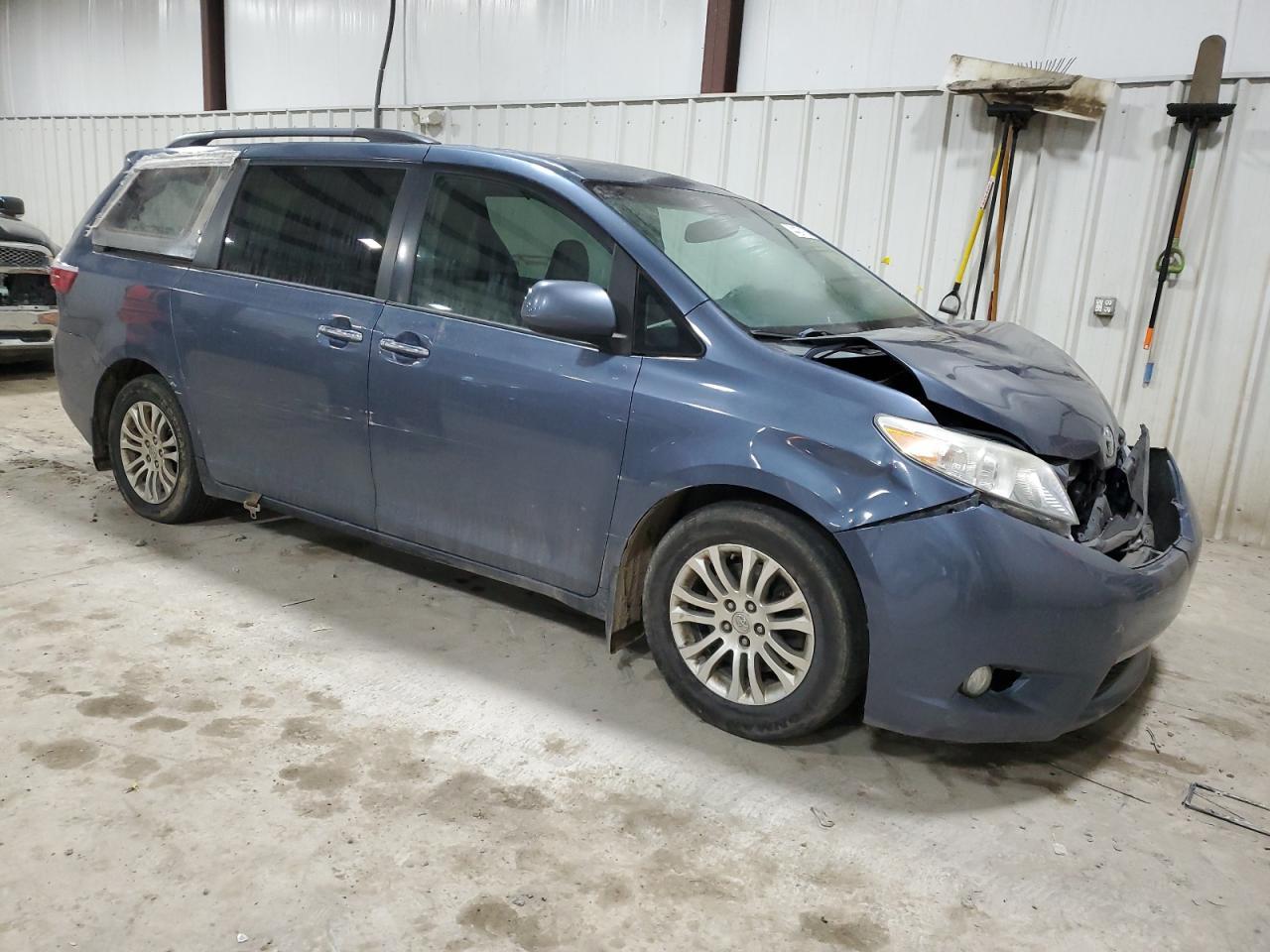 2015 TOYOTA SIENNA XLE - Image 4