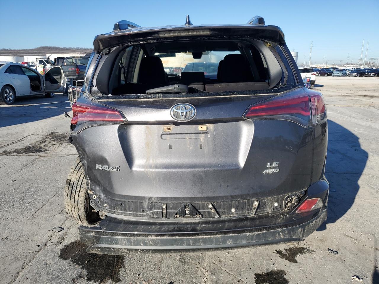 2018 TOYOTA RAV4 LE - Фото 6