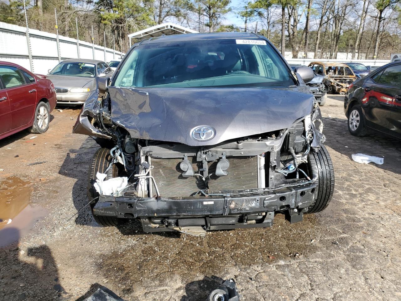 2015 TOYOTA SIENNA LE - Фото 5
