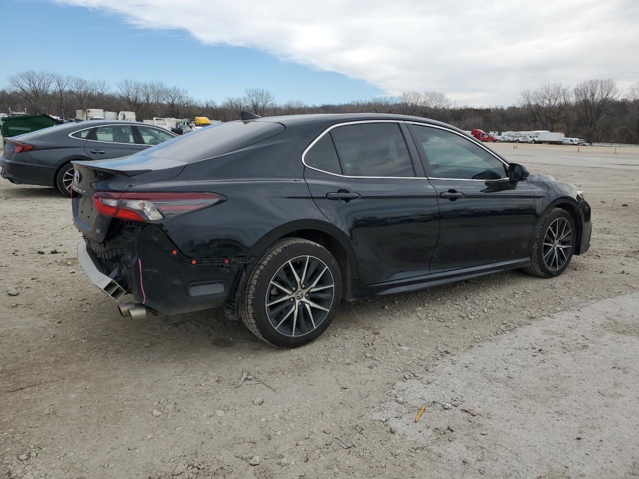 2021 TOYOTA CAMRY SE - Фото 3