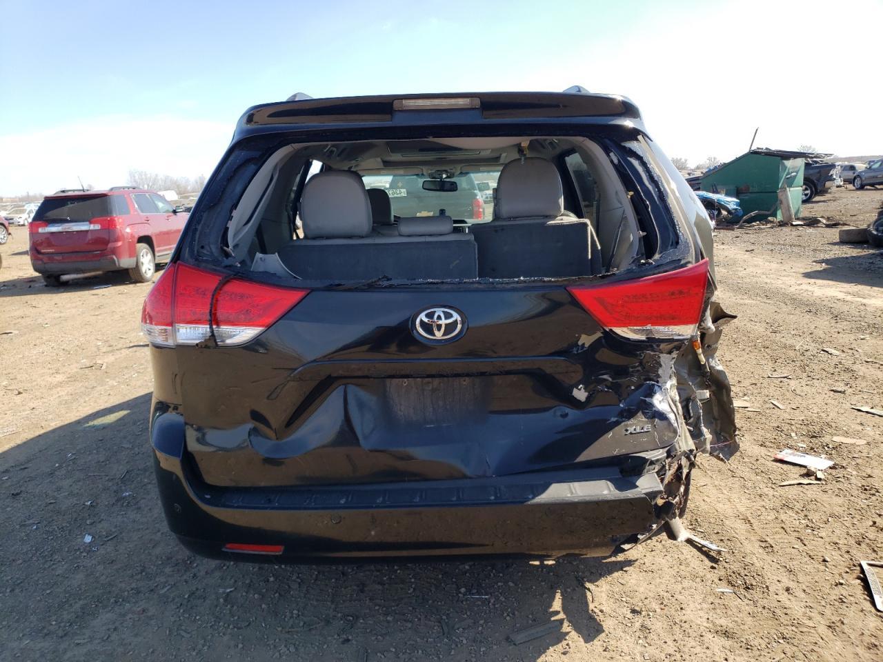 2013 TOYOTA SIENNA XLE - Image 6