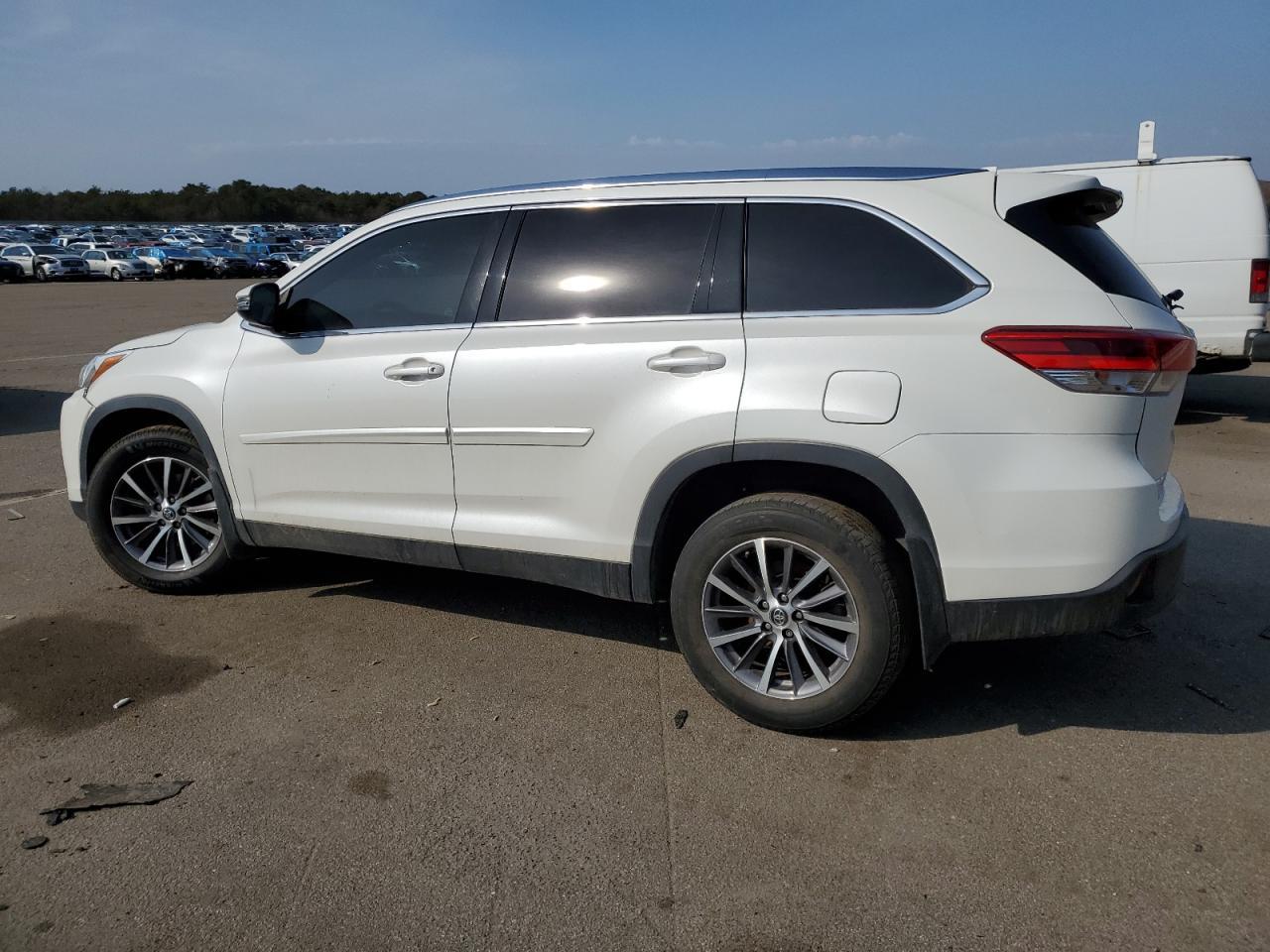 2019 TOYOTA HIGHLANDER - Image 2