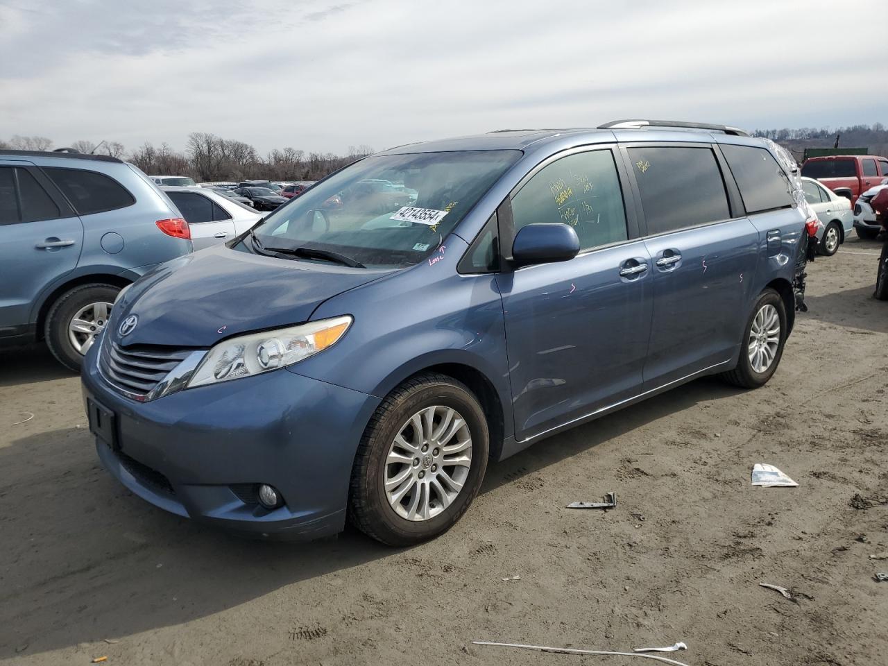 2015 TOYOTA SIENNA XLE