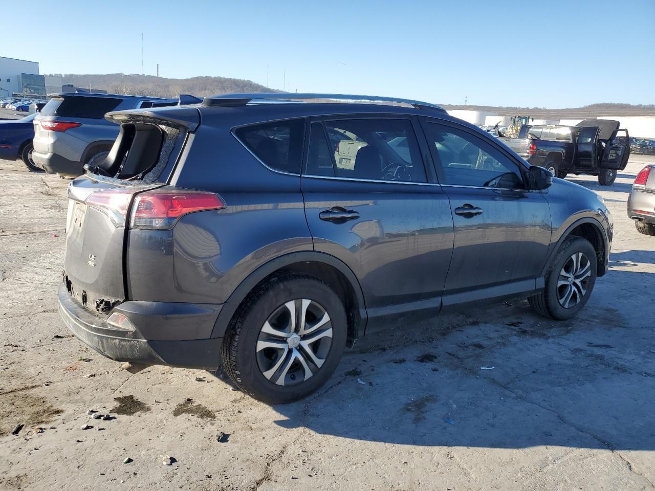 2018 TOYOTA RAV4 LE - Фото 3