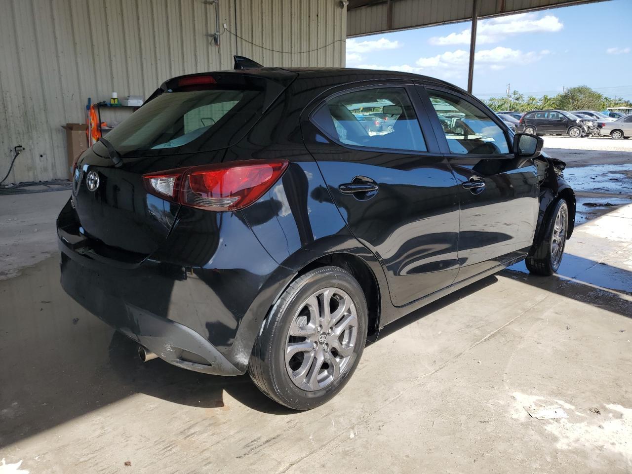 2020 TOYOTA YARIS LE - Фото 3