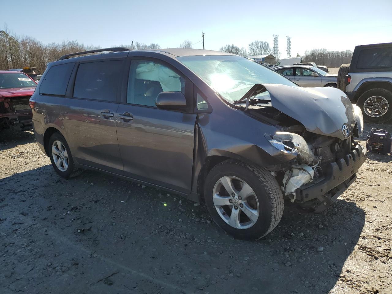 2015 TOYOTA SIENNA LE - Фото 4