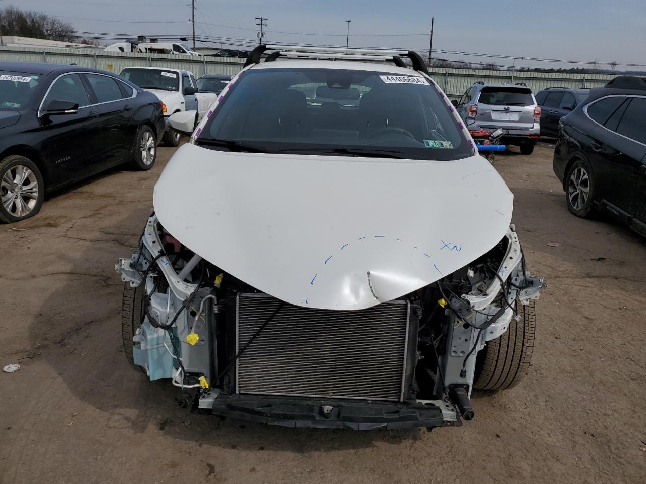 2018 TOYOTA C-HR XLE - Фото 5