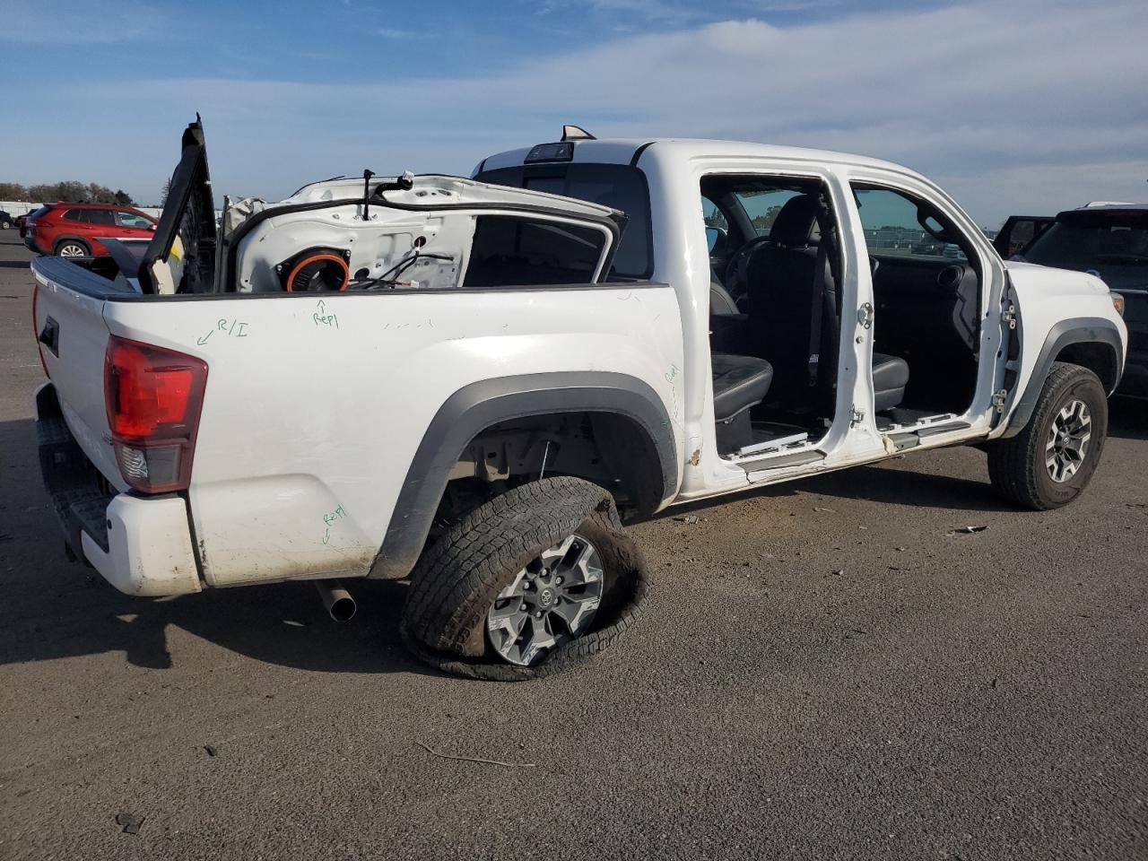 2019 TOYOTA TACOMA DOU - Фото 3