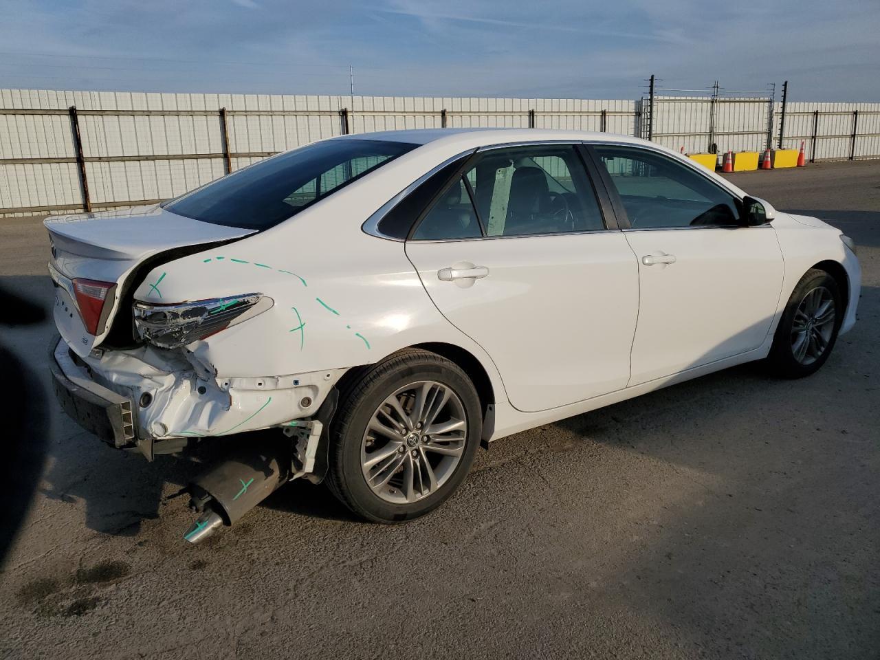 2016 TOYOTA CAMRY LE - Фото 3