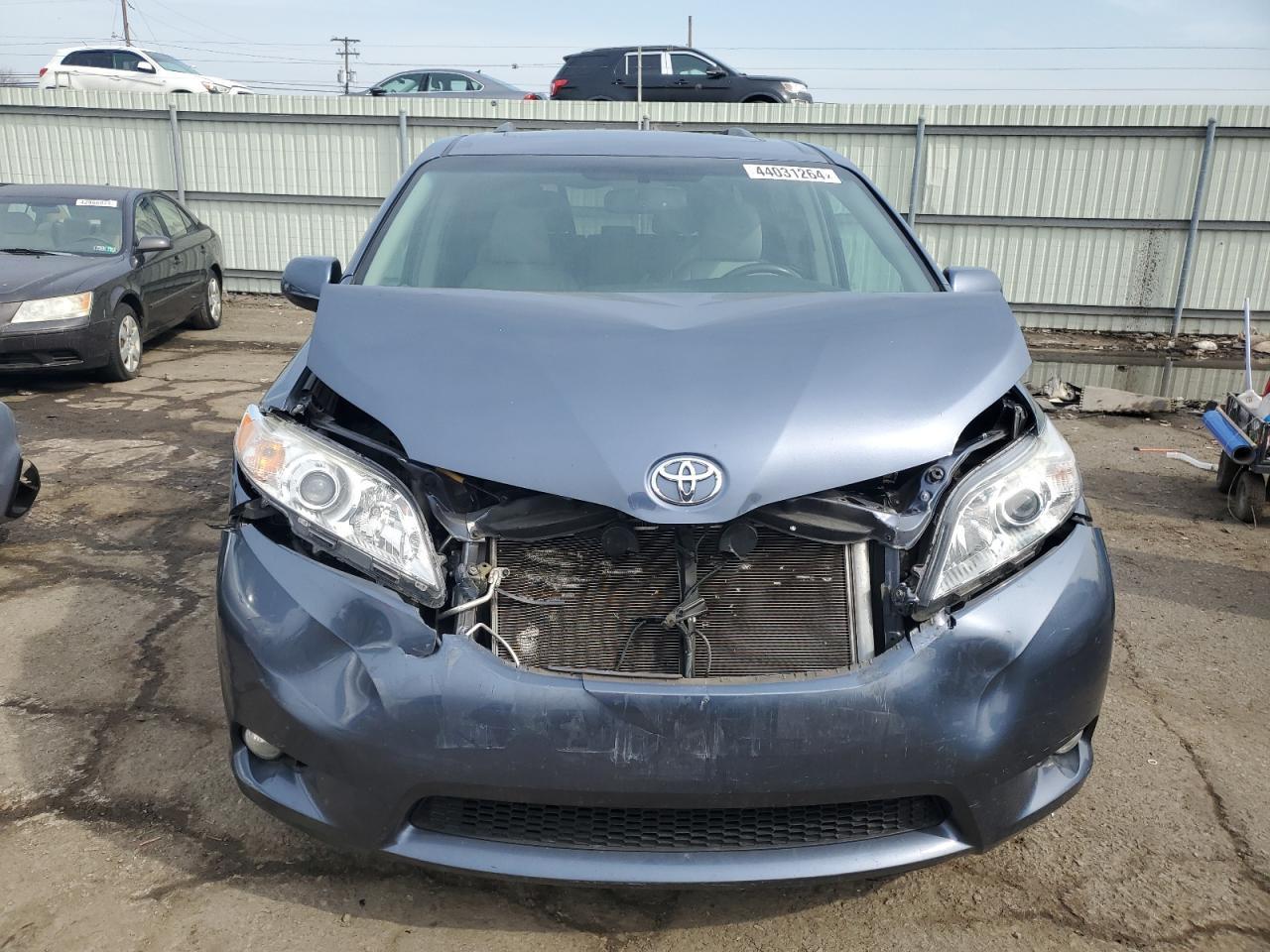 2015 TOYOTA SIENNA XLE - Фото 5