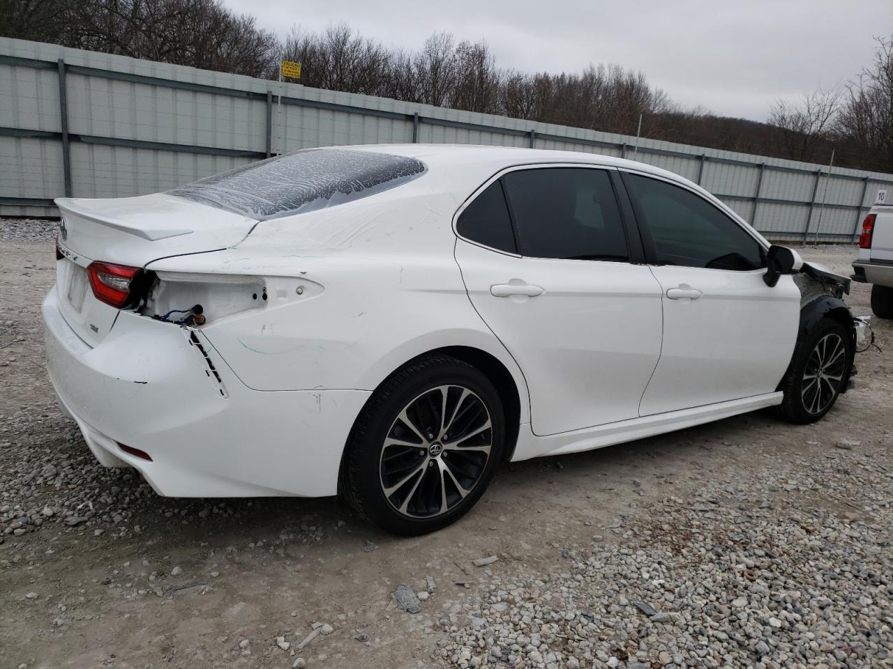 2018 TOYOTA CAMRY L - Фото 3