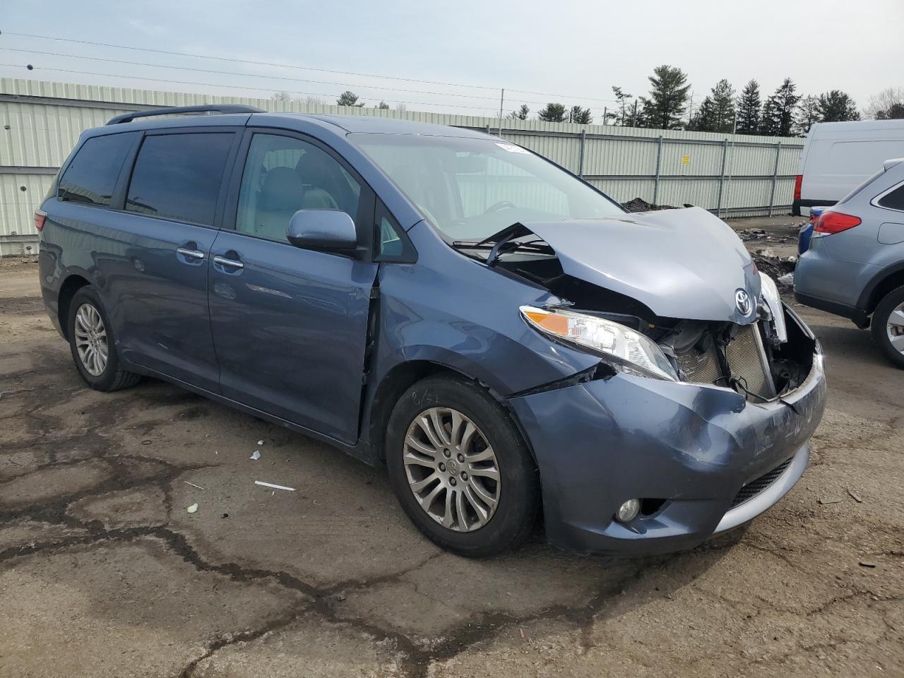 2015 TOYOTA SIENNA XLE - Фото 4