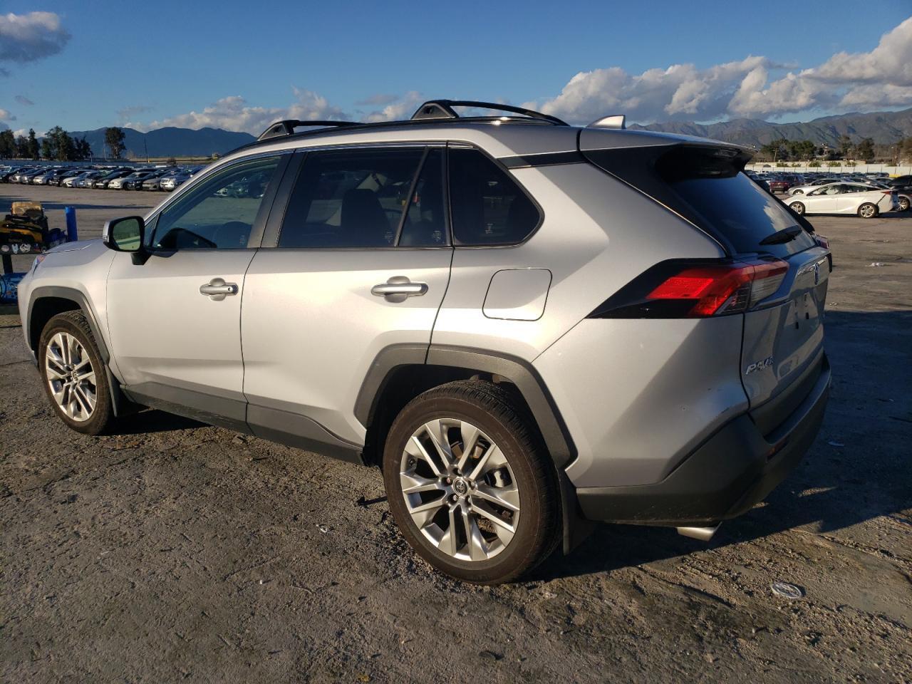 2019 TOYOTA RAV4 XLE P - Фото 2