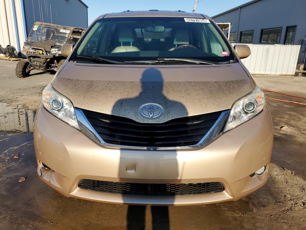 2011 TOYOTA SIENNA XLE - Image 5