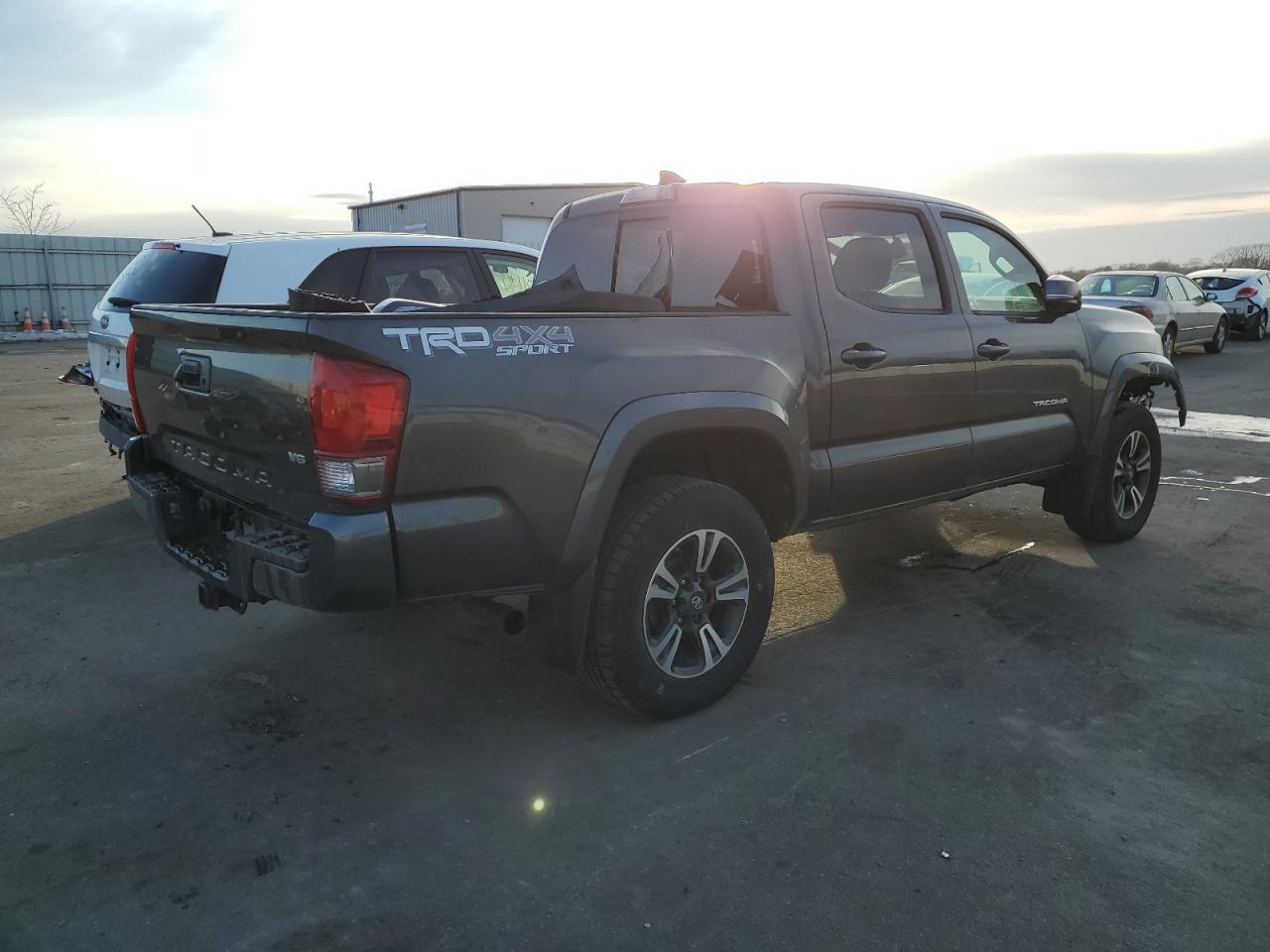 2017 TOYOTA TACOMA DOU - Фото 3