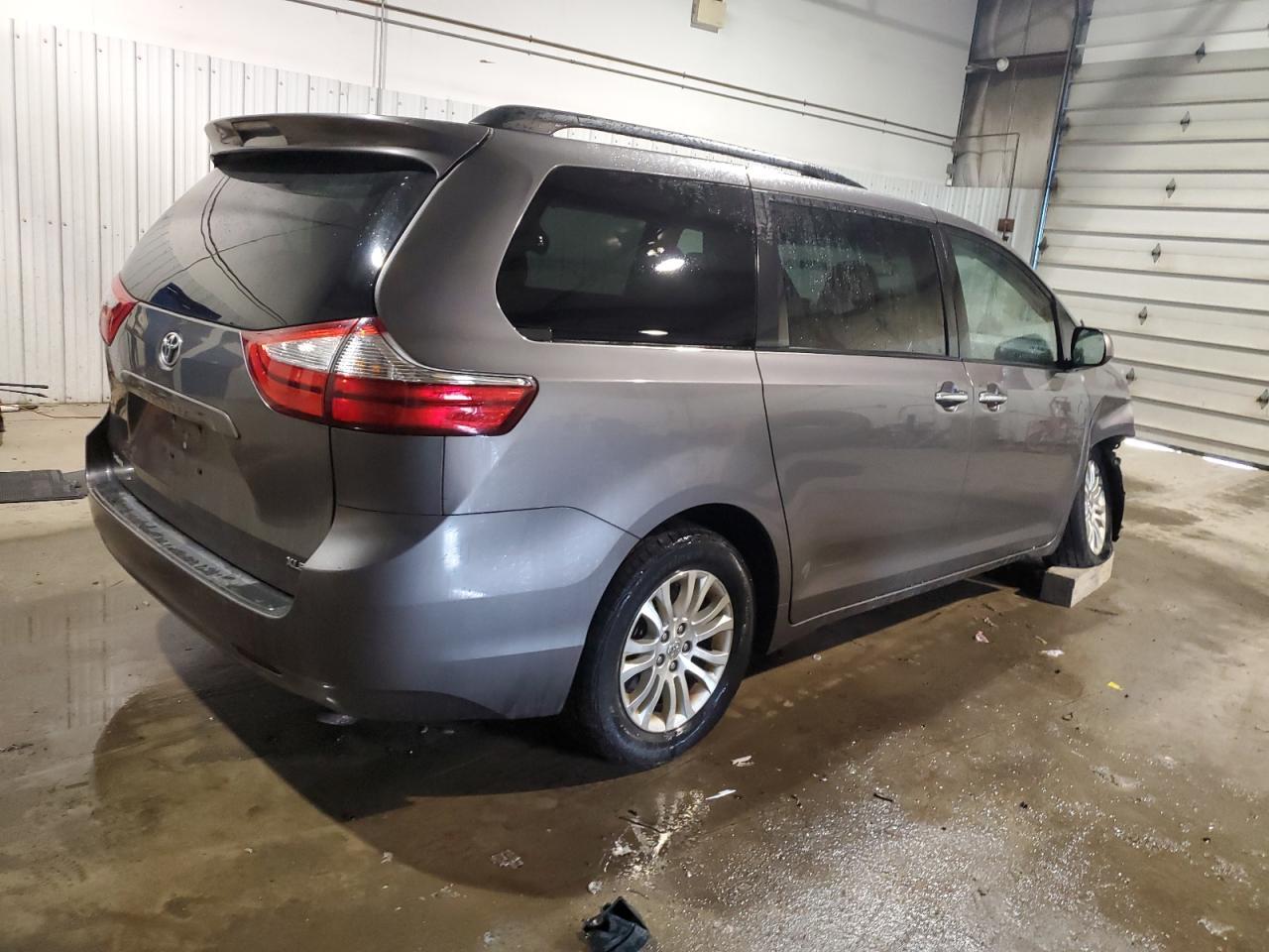 2015 TOYOTA SIENNA XLE - Image 3