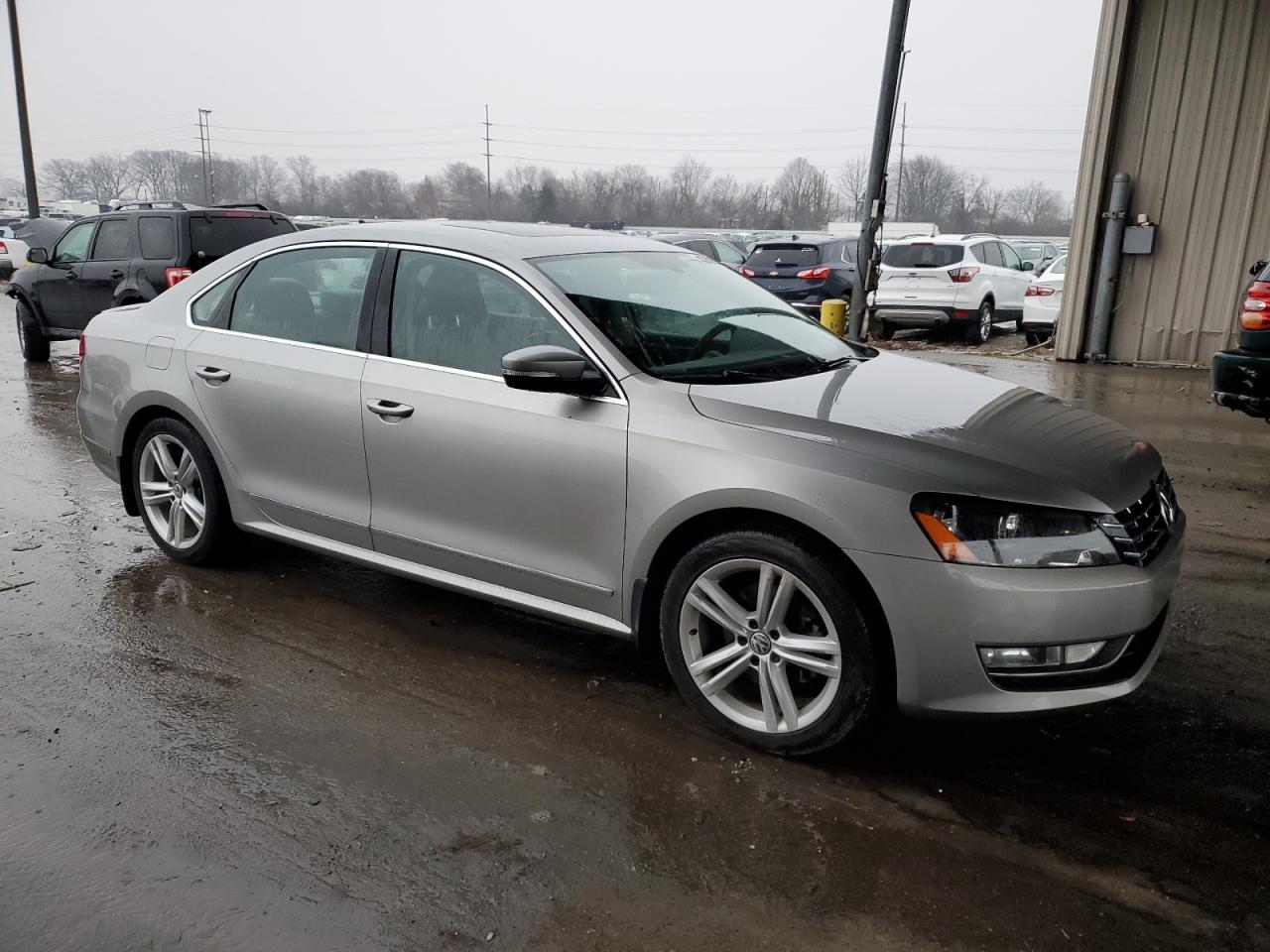2013 VOLKSWAGEN PASSAT SEL - Image 4