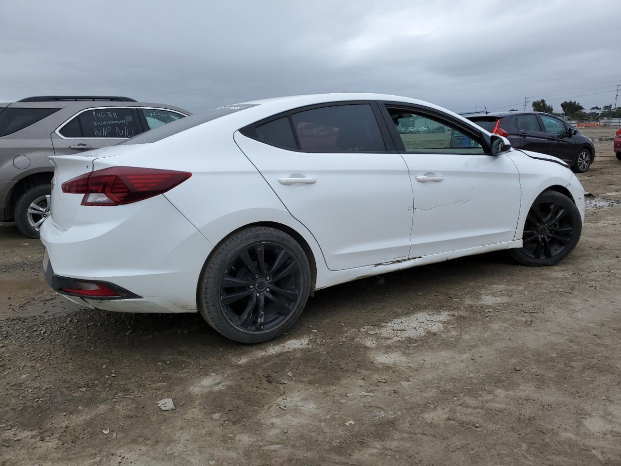2019 HYUNDAI ELANTRA SE - Фото 3