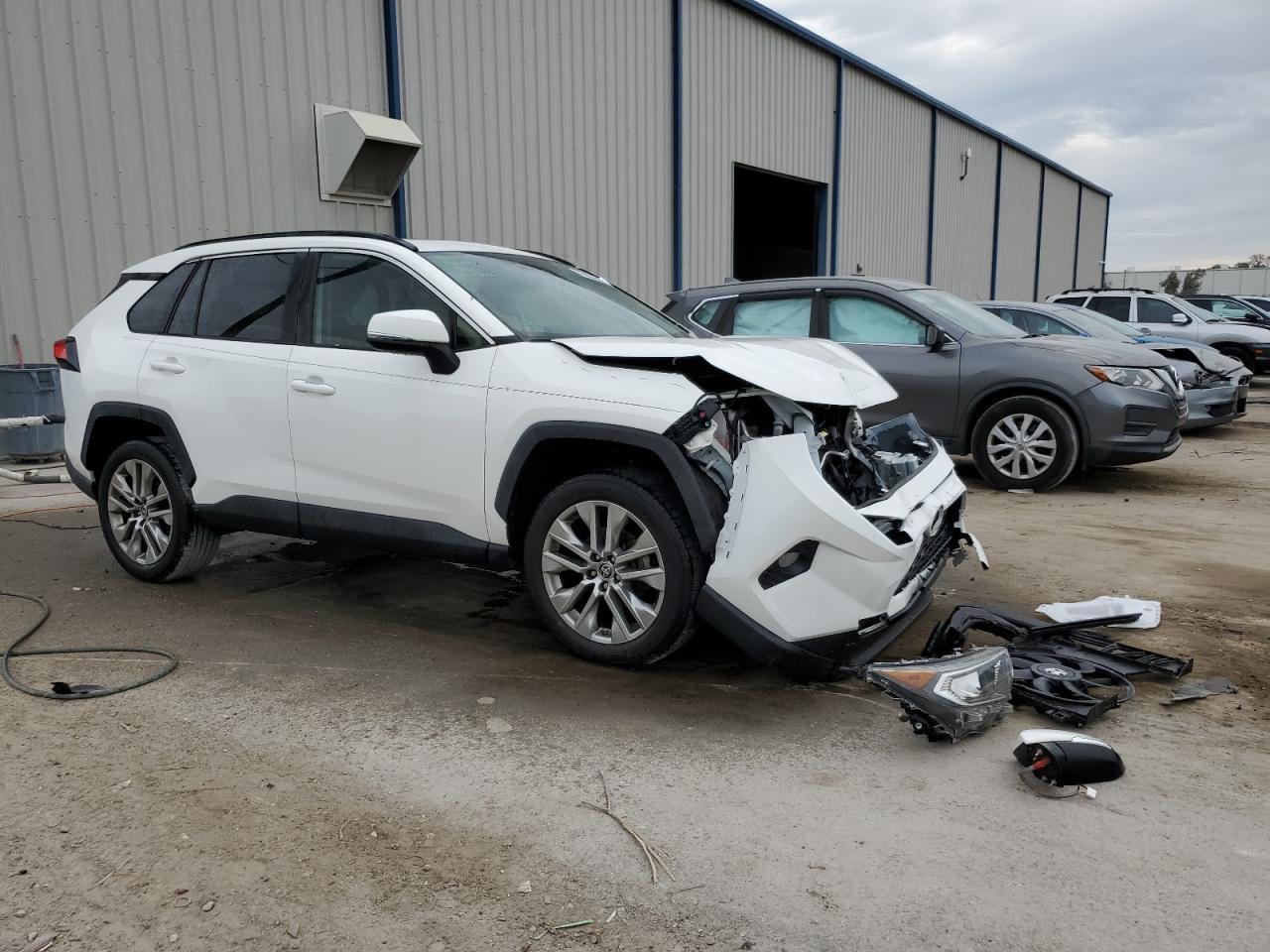 2019 TOYOTA RAV4 XLE P - Фото 4