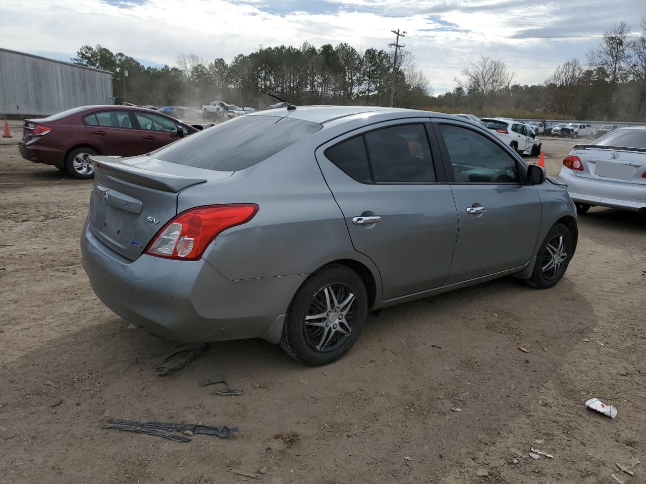 2014 NISSAN VERSA S - Фото 3