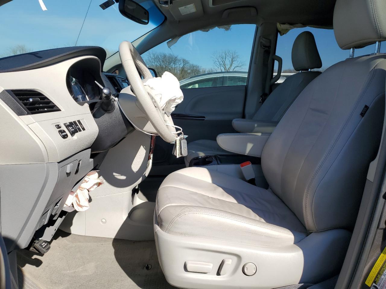 2013 TOYOTA SIENNA XLE - Фото 7