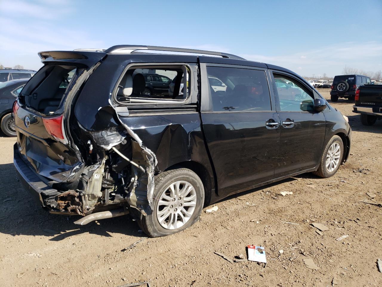 2013 TOYOTA SIENNA XLE - Image 3