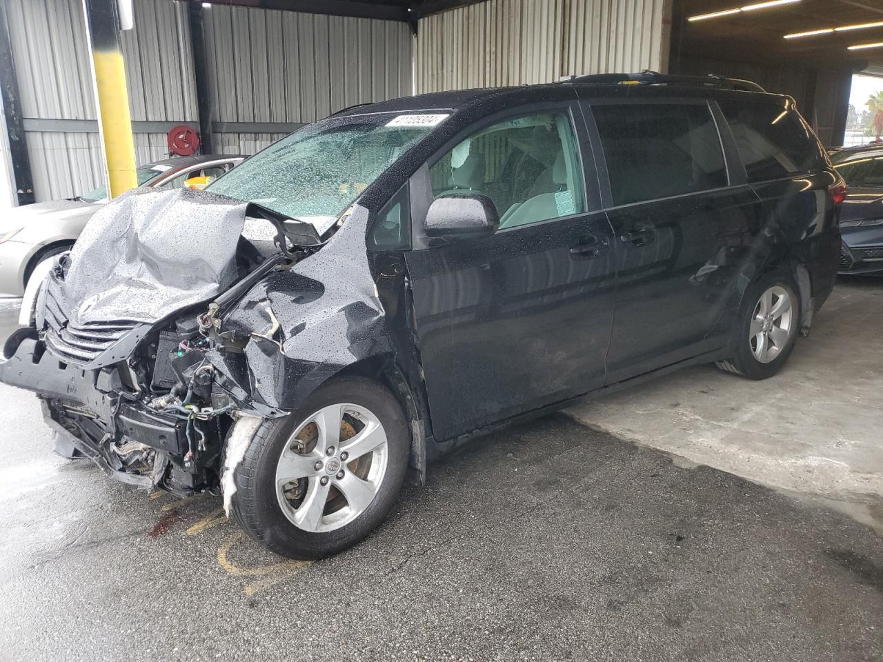 2017 TOYOTA SIENNA LE car image