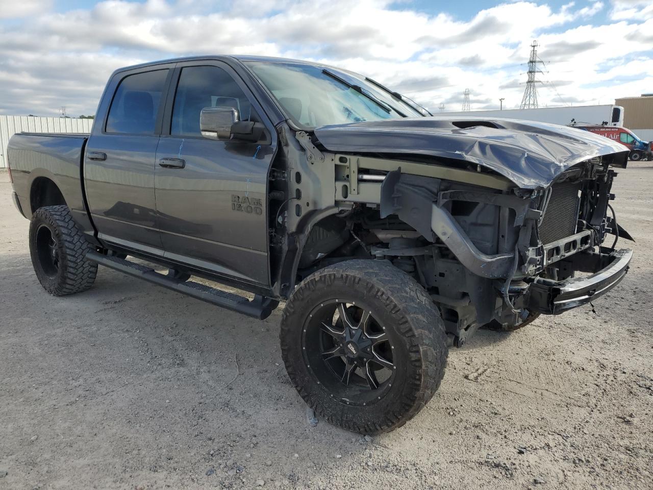 2017 RAM 1500 SPORT - Фото 4