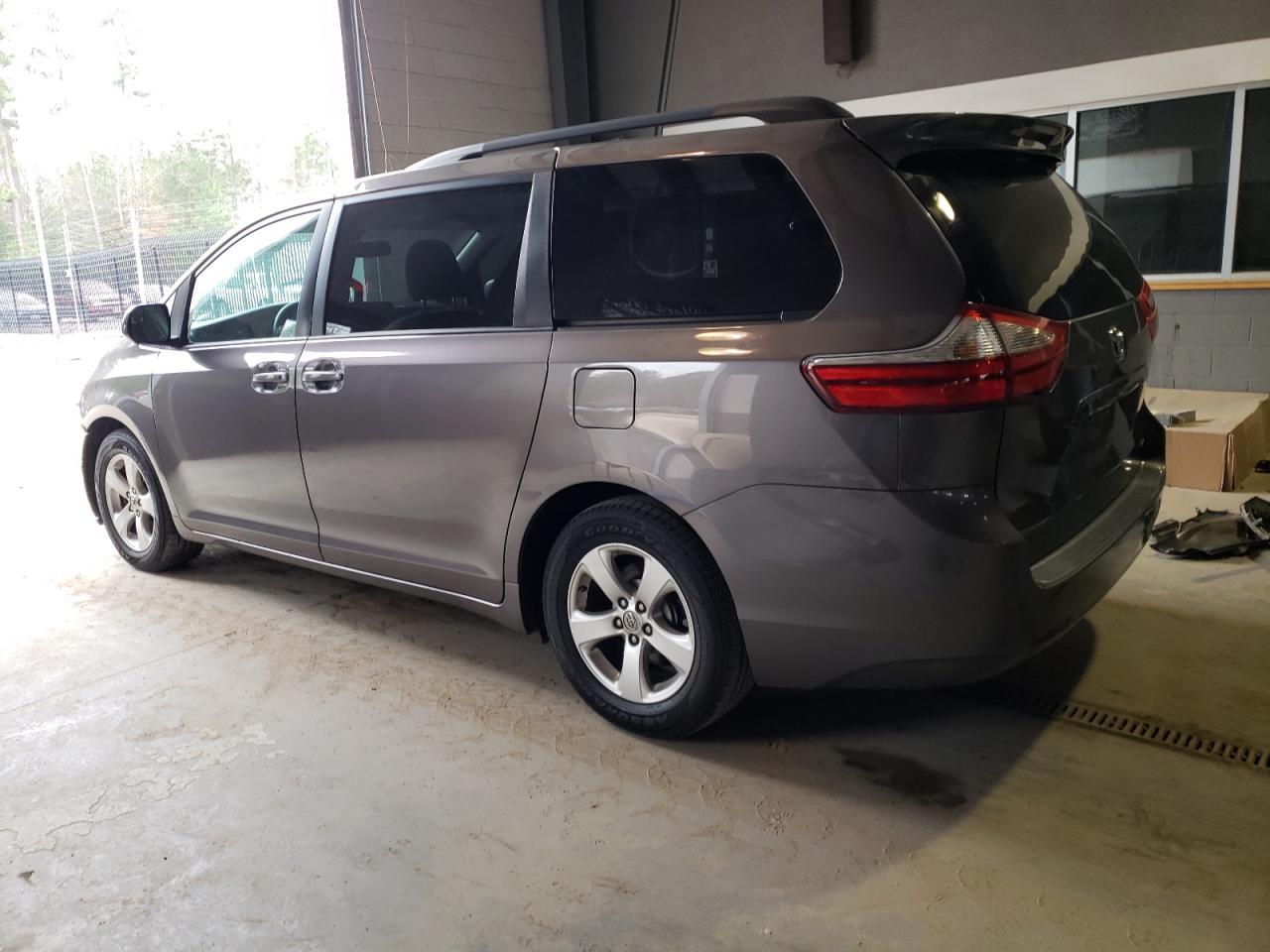 2015 TOYOTA SIENNA LE - Фото 2