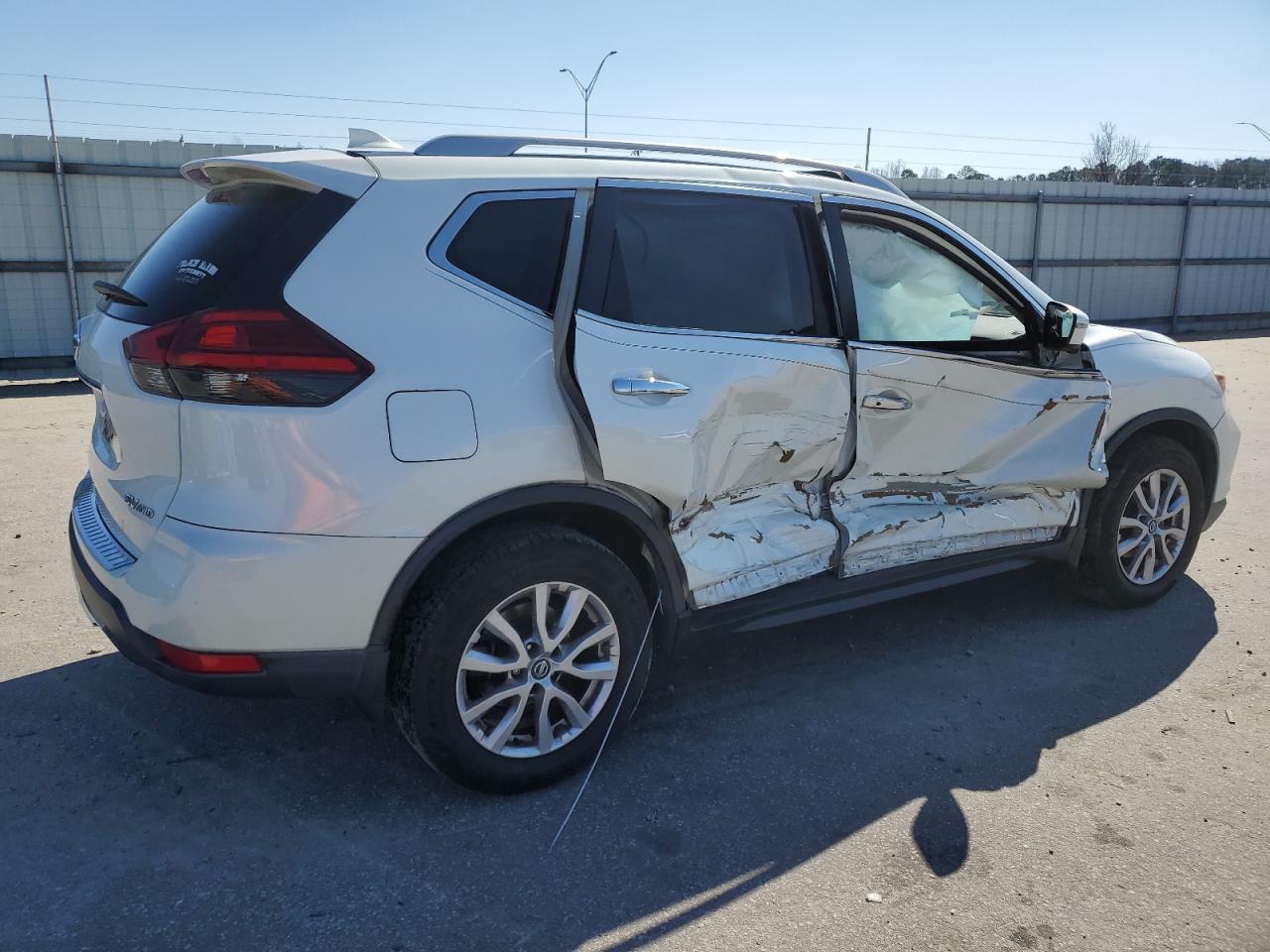 2017 NISSAN ROGUE SV - Image 3