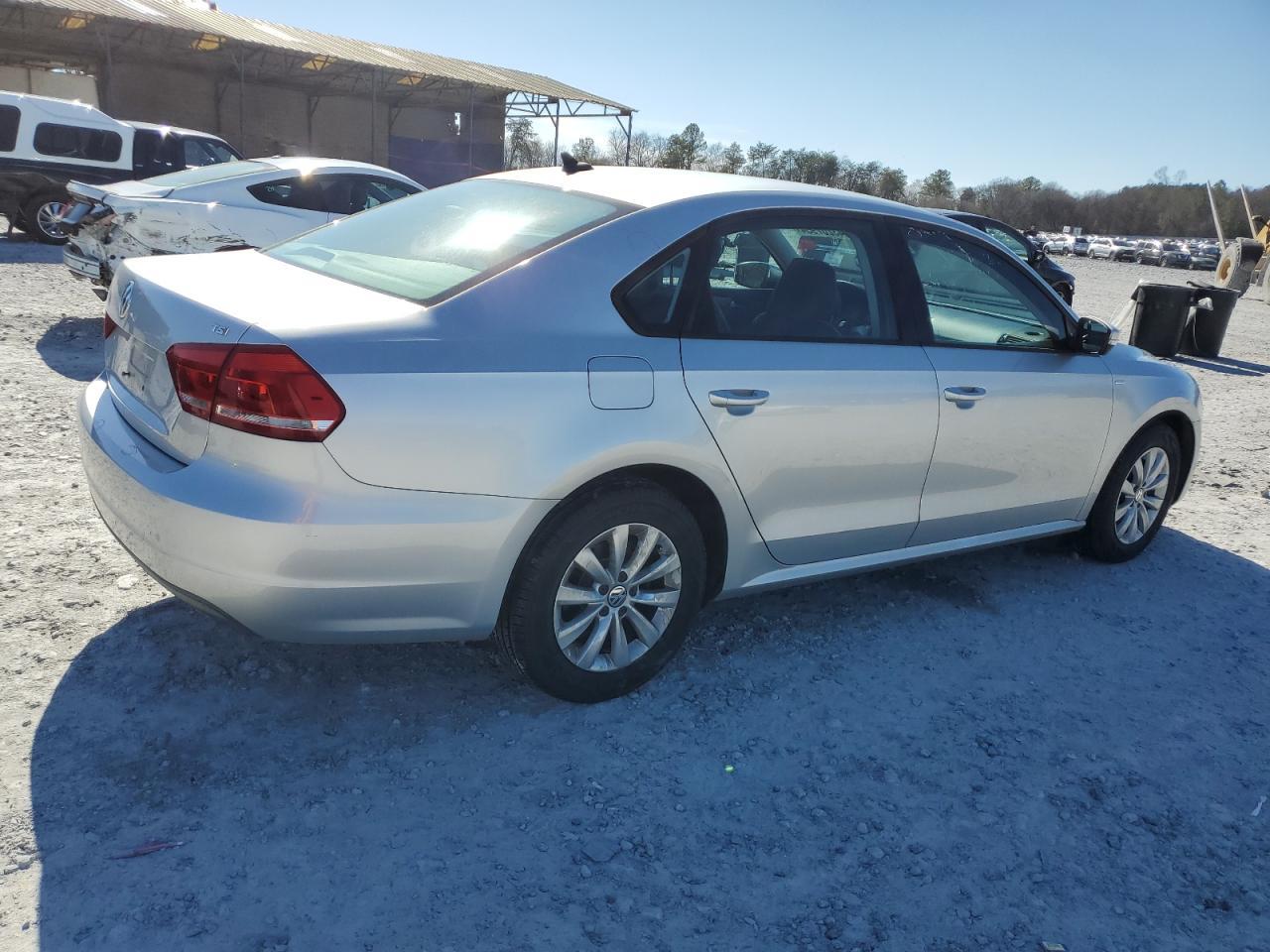 2015 VOLKSWAGEN PASSAT S - Image 3