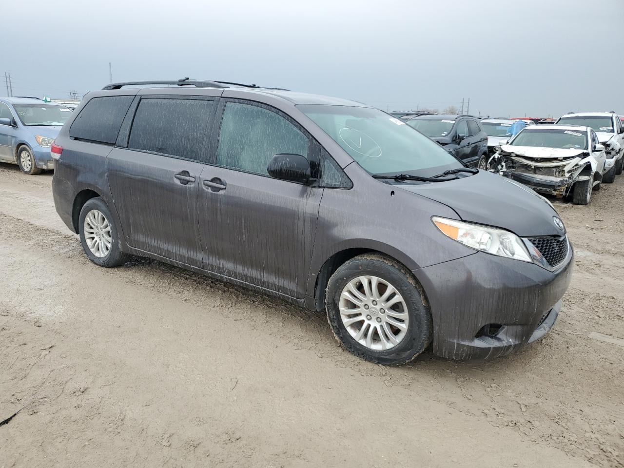 2011 TOYOTA SIENNA XLE - Фото 2