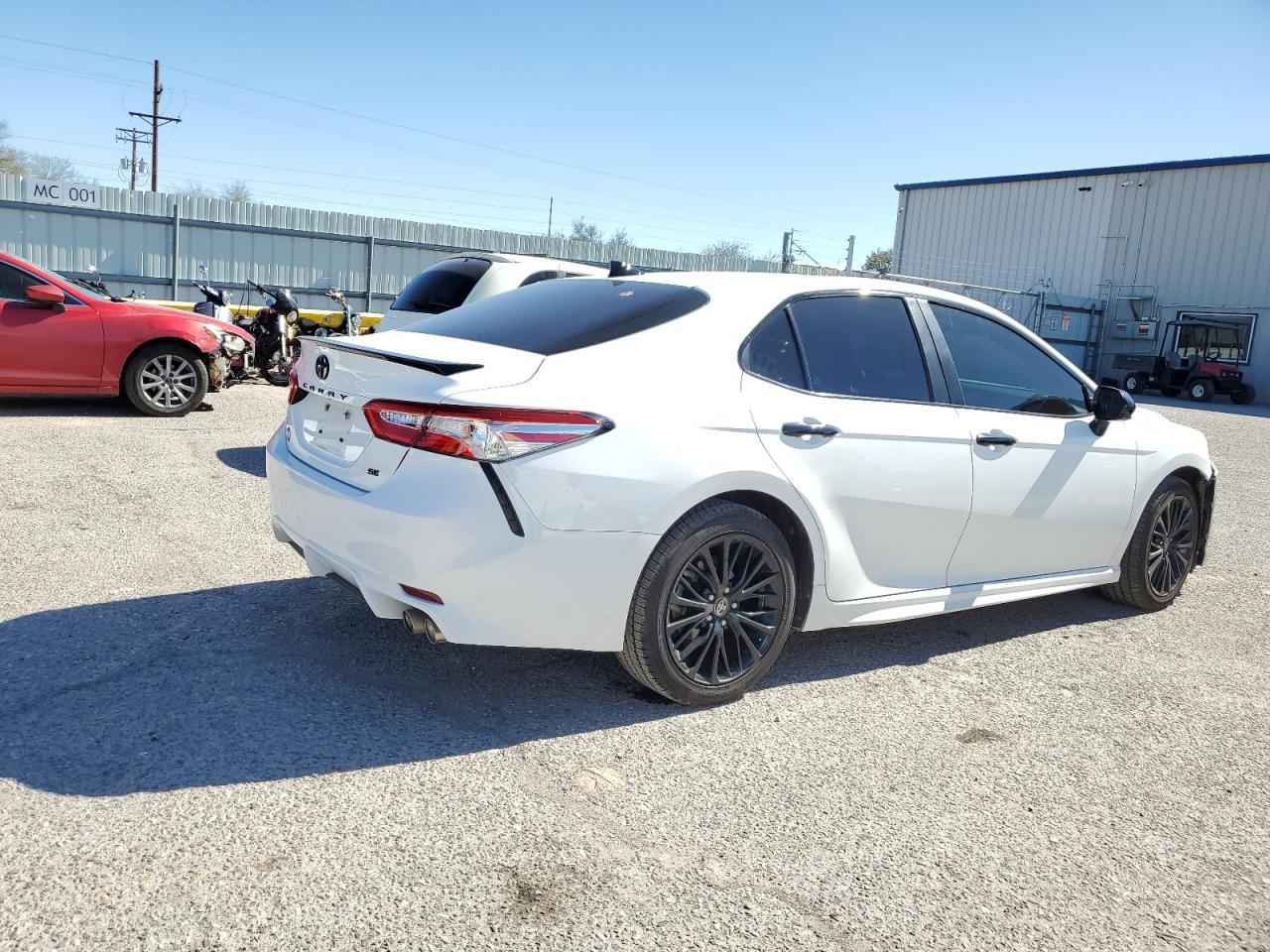 2020 TOYOTA CAMRY SE - Фото 3