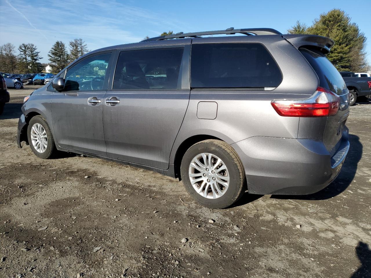 2015 TOYOTA SIENNA XLE - Фото 2