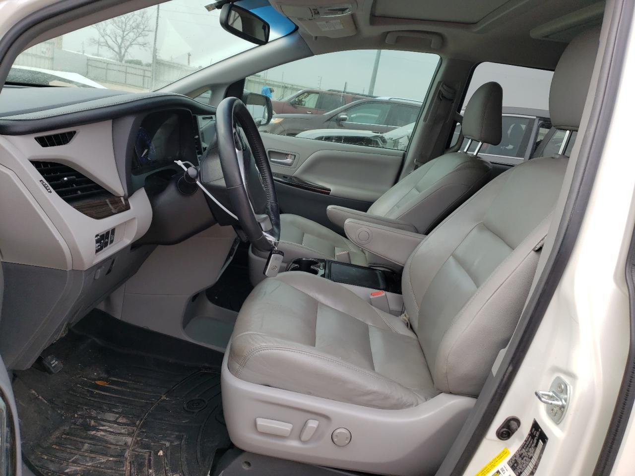 2015 TOYOTA SIENNA XLE - Image 7