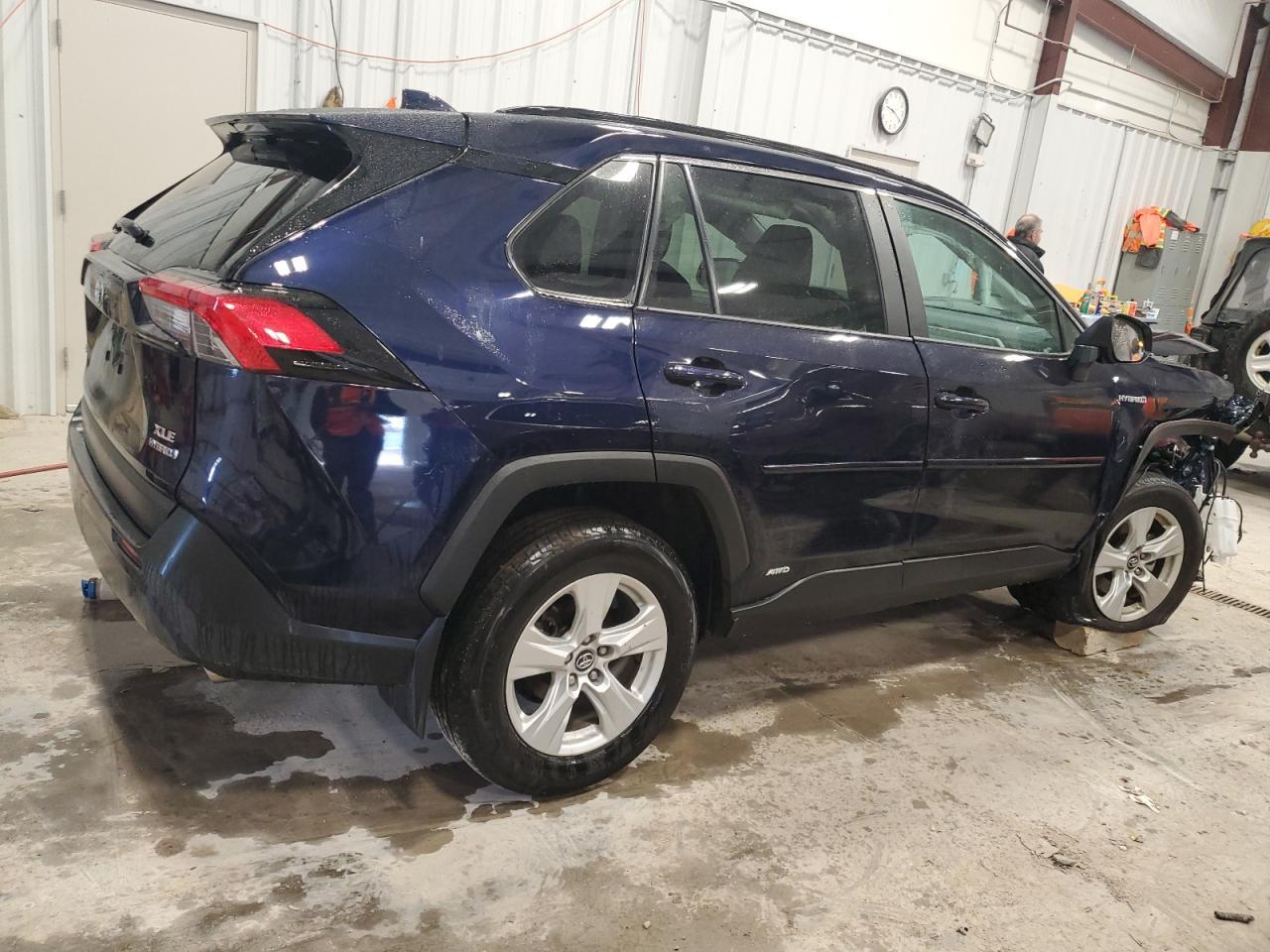 2020 TOYOTA RAV4 XLE - Image 3