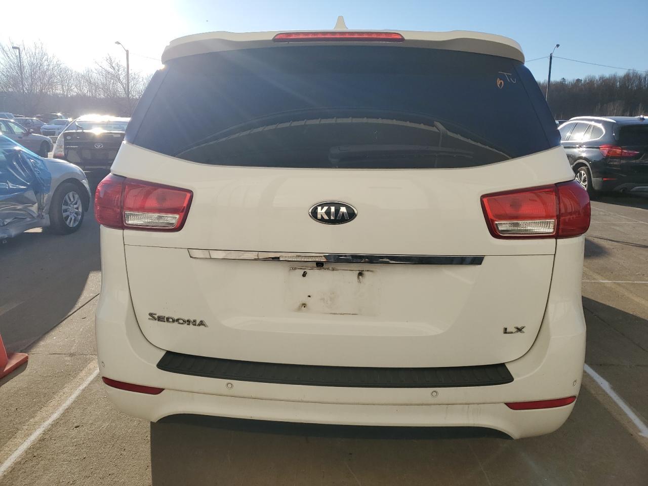 2017 KIA SEDONA LX - Image 6