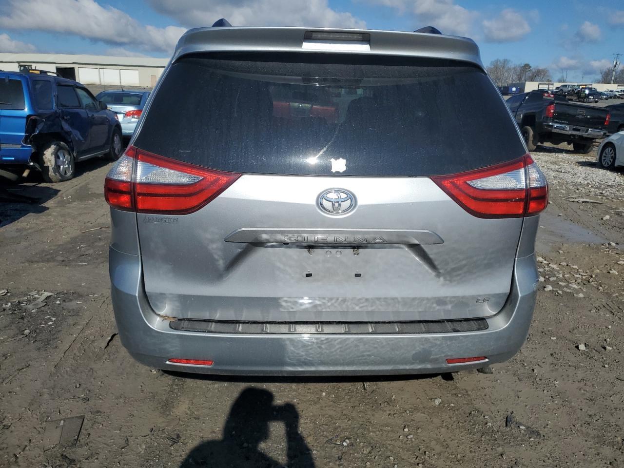 2015 TOYOTA SIENNA LE - Фото 6