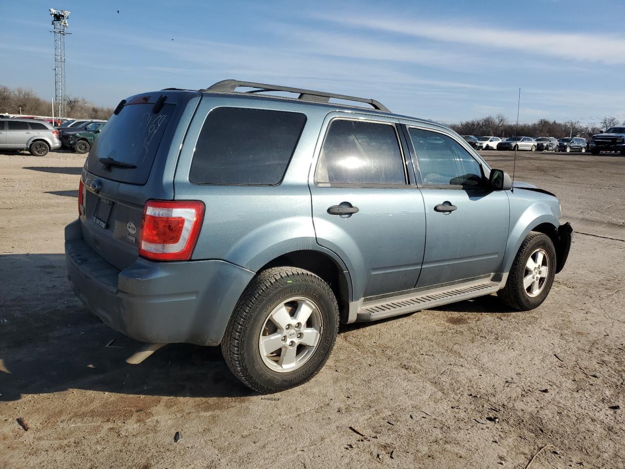 2010 FORD ESCAPE XLT - Image 3