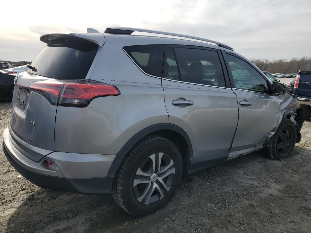 2018 TOYOTA RAV4 LE - Фото 3