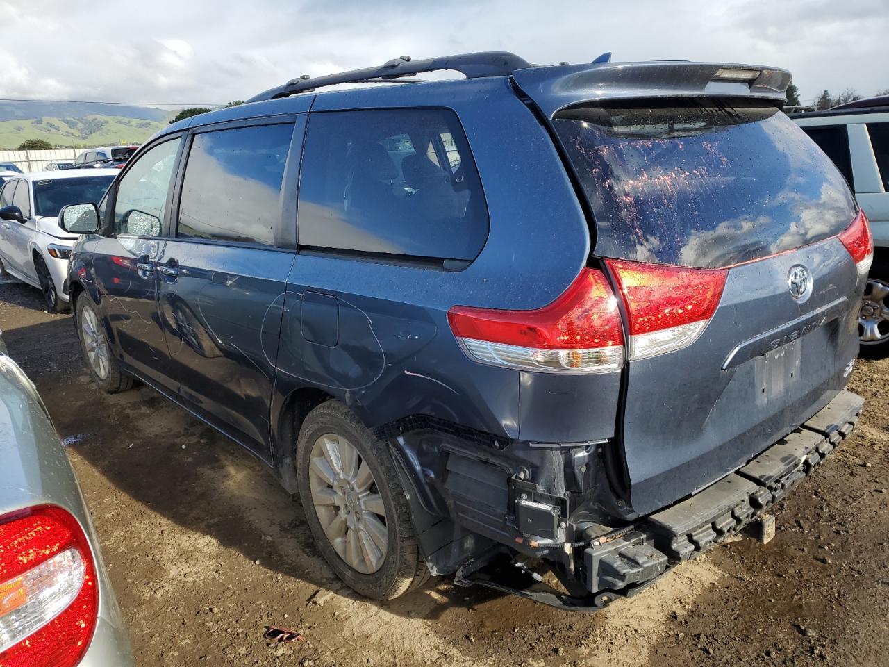 2013 TOYOTA SIENNA XLE - Image 2
