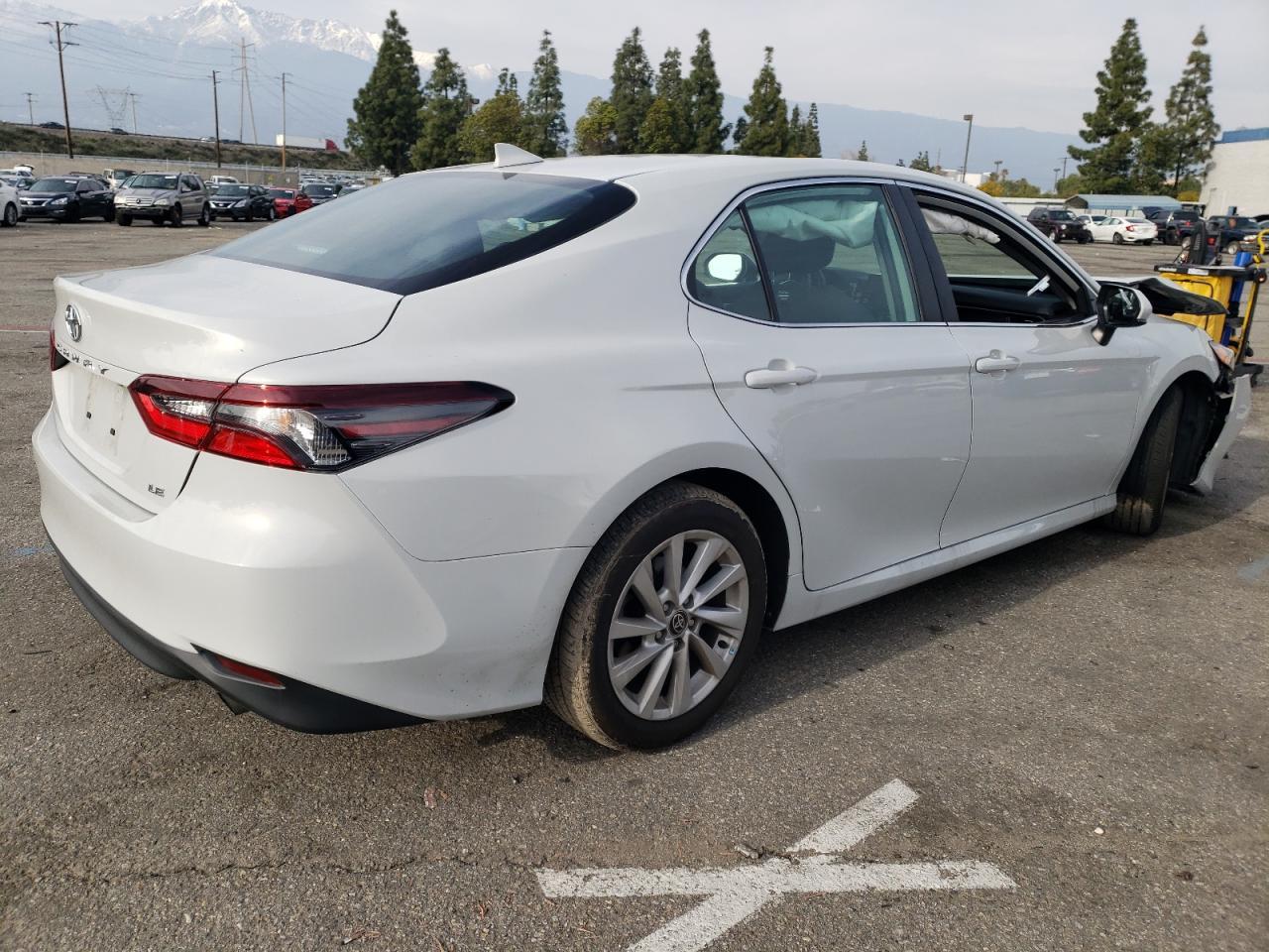 2023 TOYOTA CAMRY LE - Фото 3