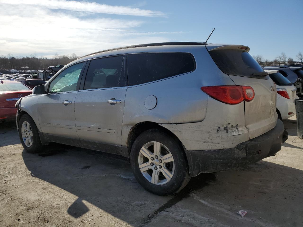 2011 CHEVROLET TRAVERSE L - Image 2