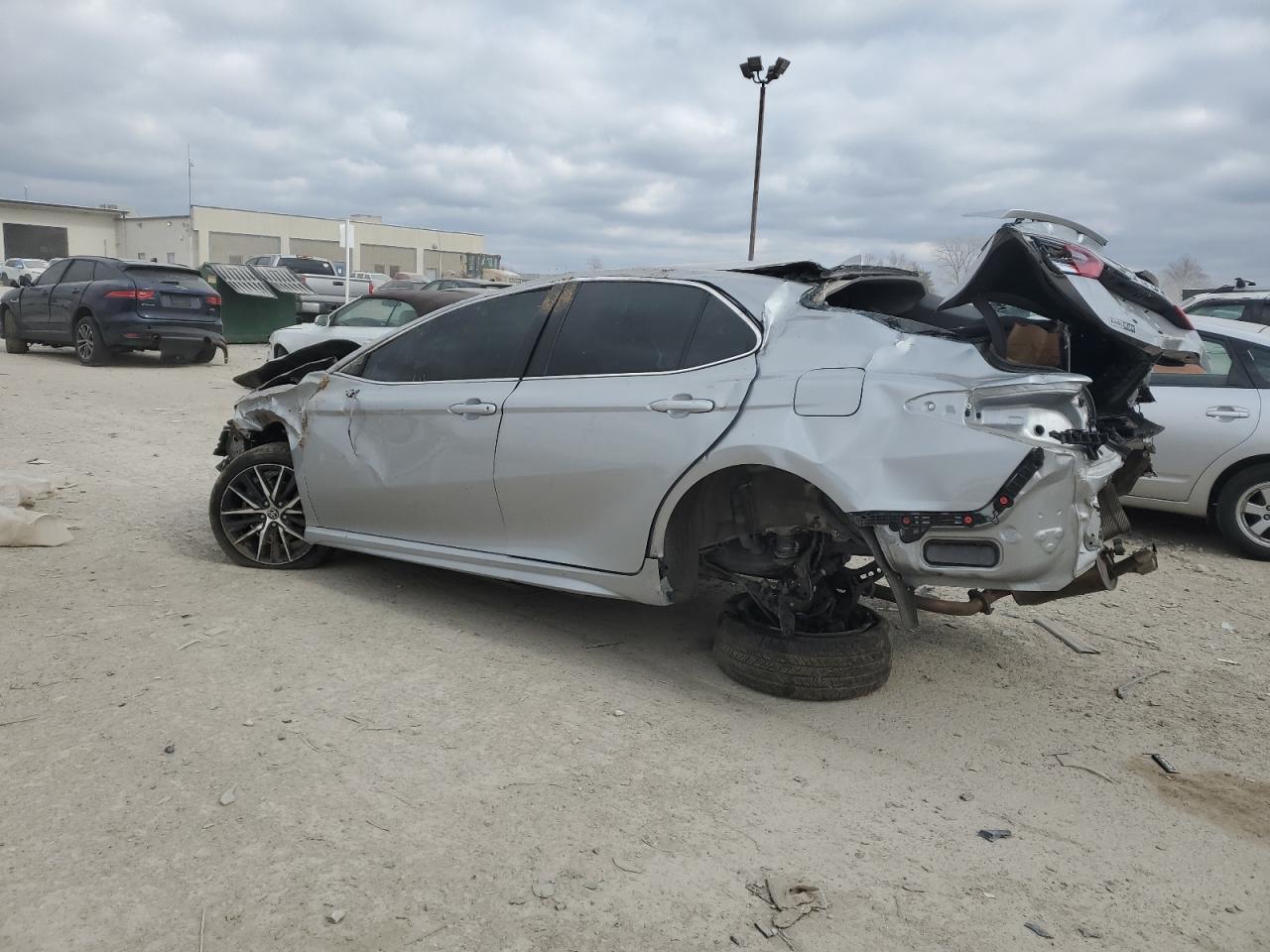 2021 TOYOTA CAMRY SE - Фото 2