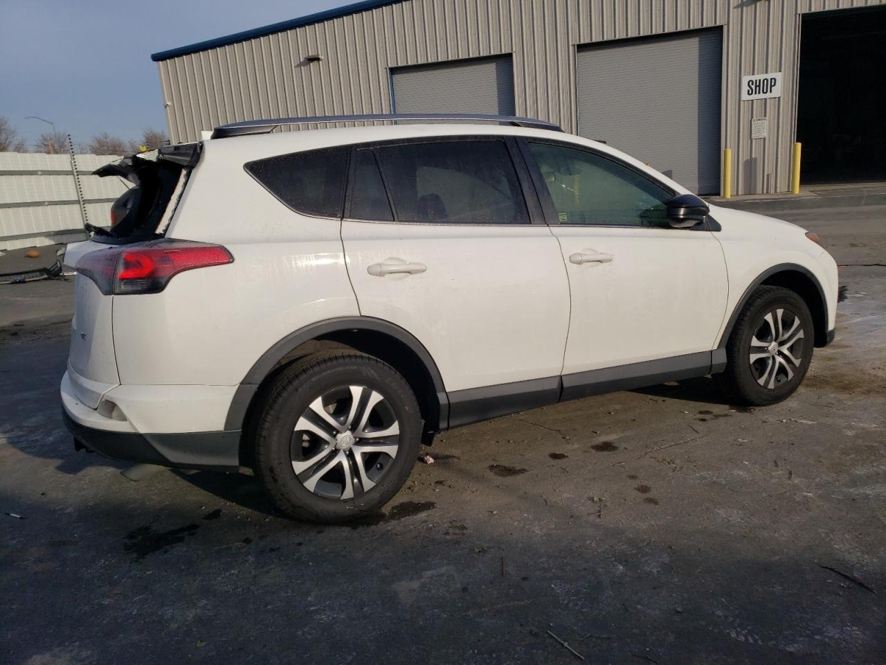 2017 TOYOTA RAV4 LE - Фото 3