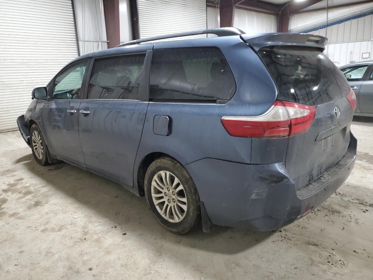 2015 TOYOTA SIENNA XLE - Image 2
